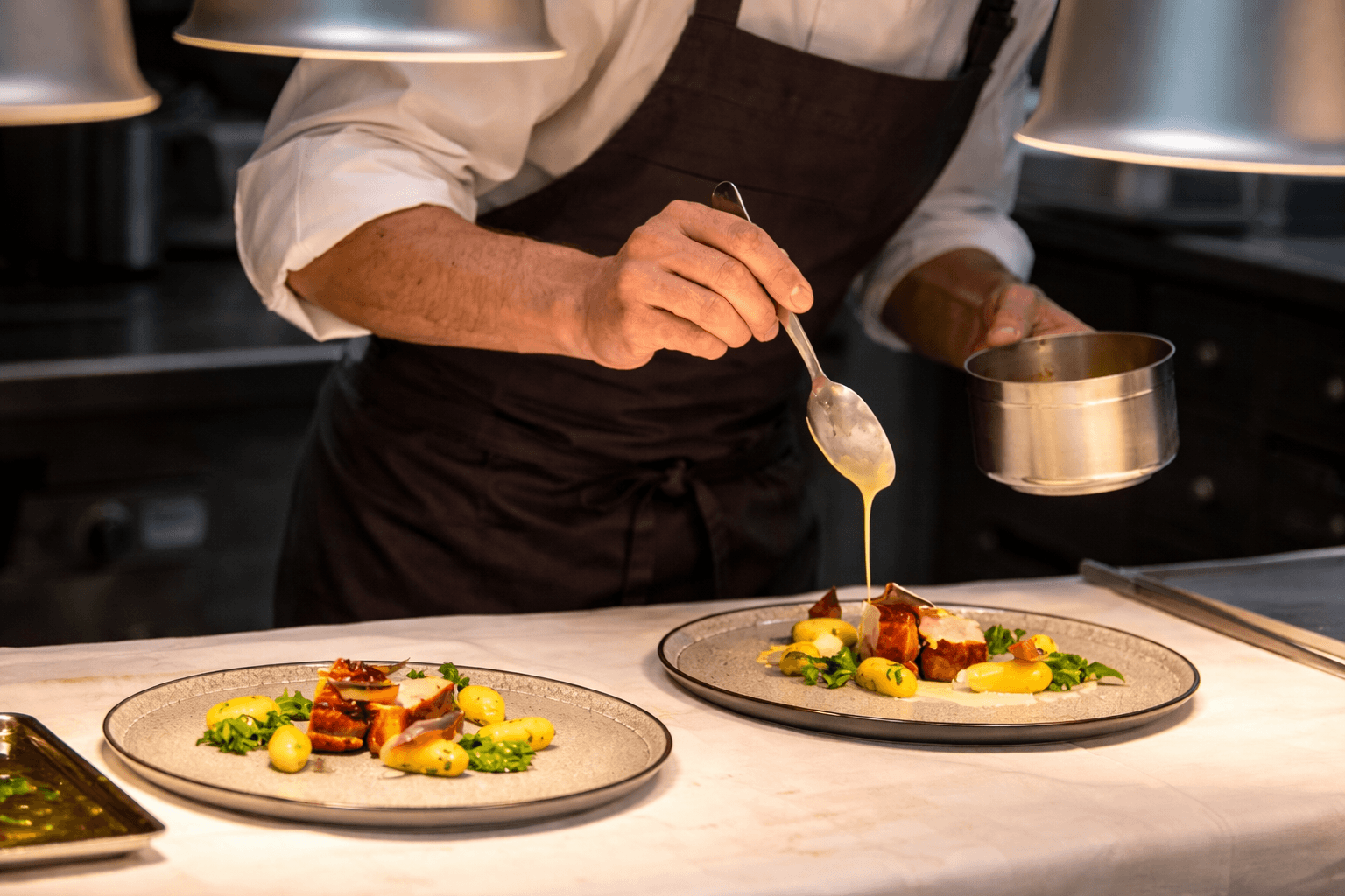 Servicekraft im Restaurant — Minijobber in der Gastronomie