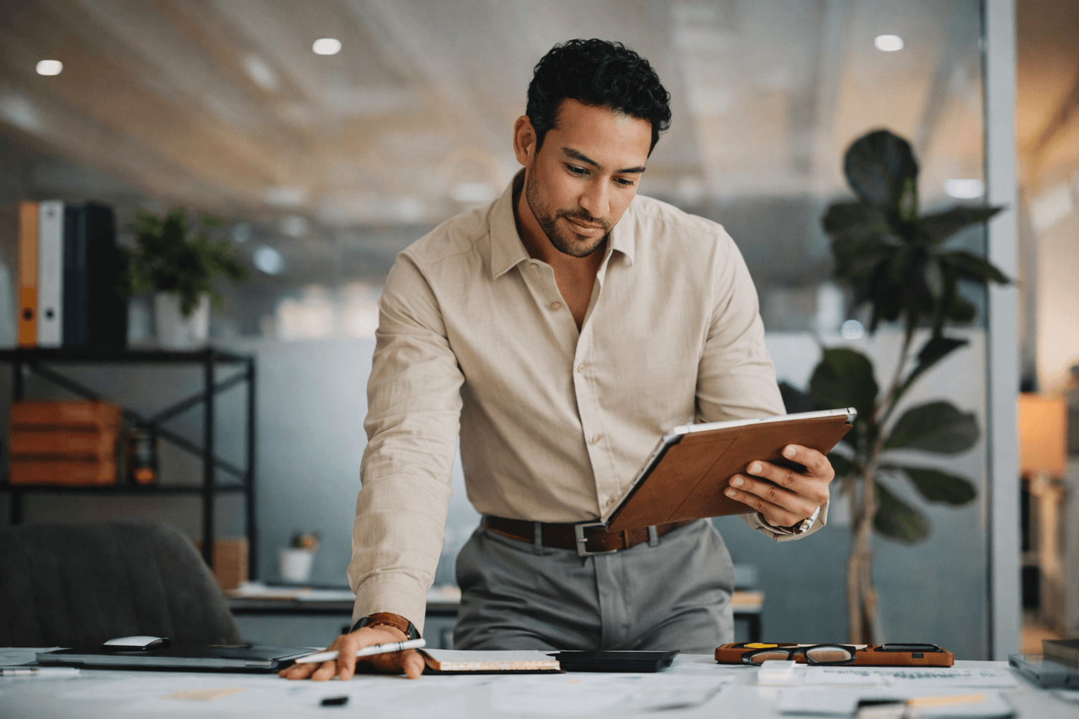 Produktionsleiter prüft Schichtplan auf Tablet