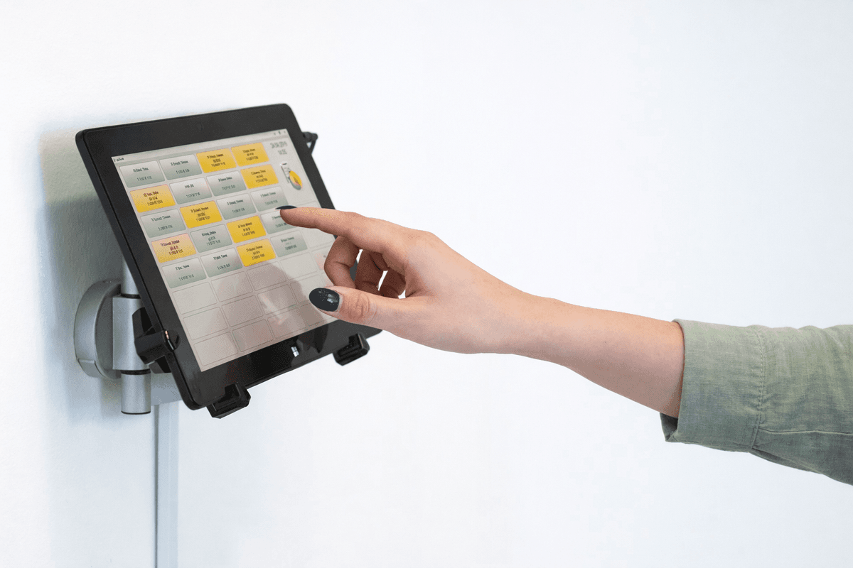 Digitale Stempeluhr – Mitarbeiter stempelt per Tablet-Terminal
