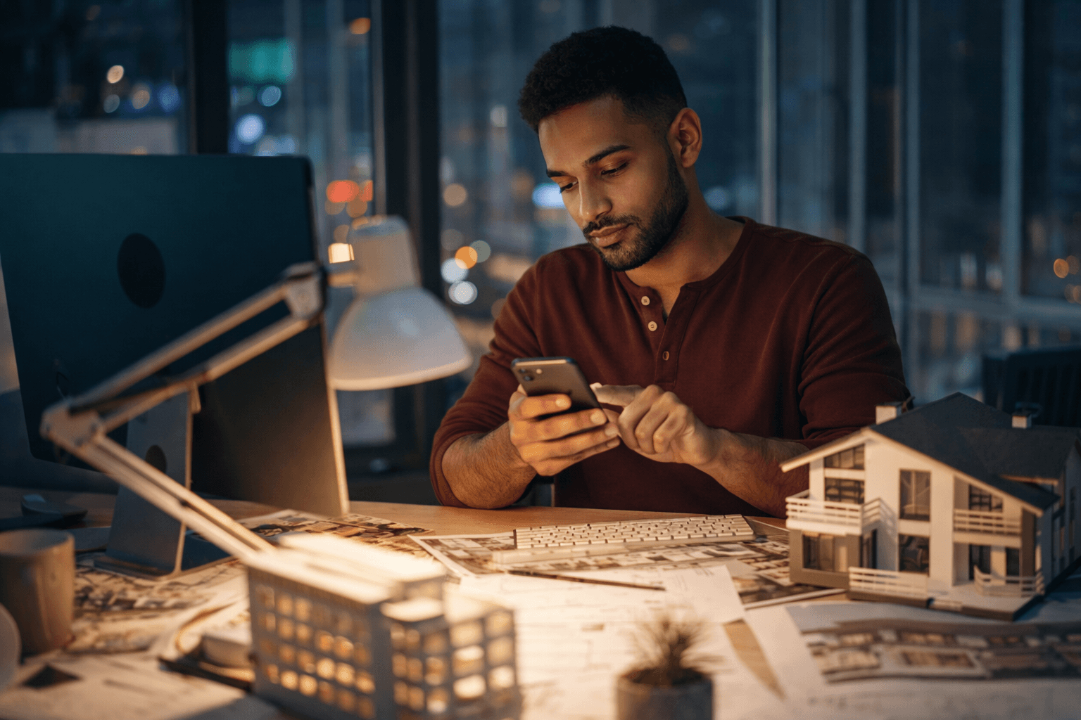 Mitarbeiter nutzt Zeiterfassung App am Smartphone – auch abends