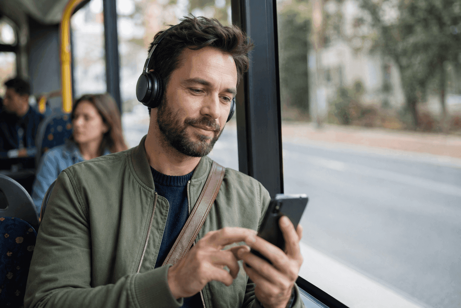 Employee with headphones on the bus accepting a shift swap request in the Shiftdesk app