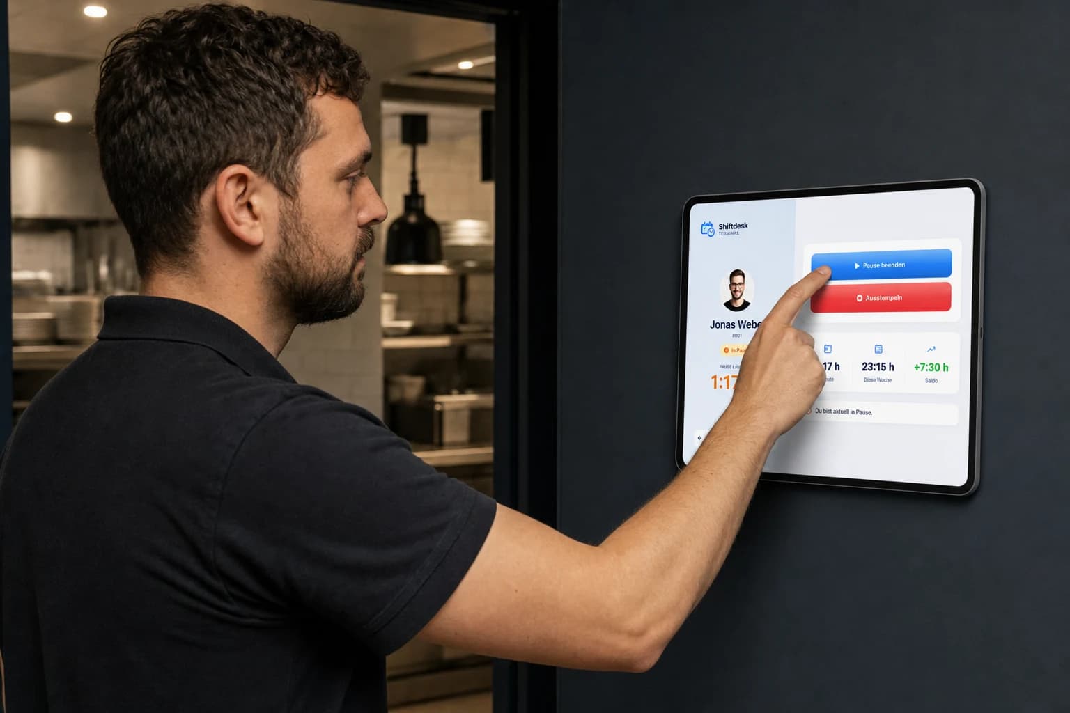KI-generierte Darstellung eines männlichen Mitarbeiters beim Stempeln an einem Shiftdesk Tablet-Terminal